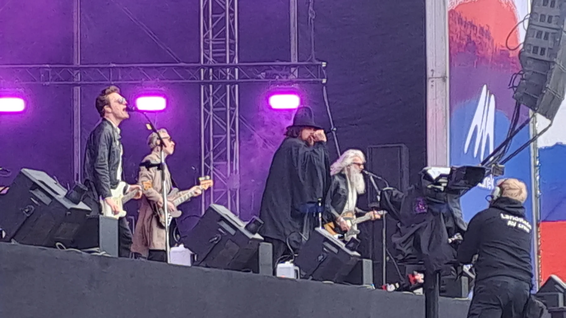Band op podium met paars licht tijdens een productie