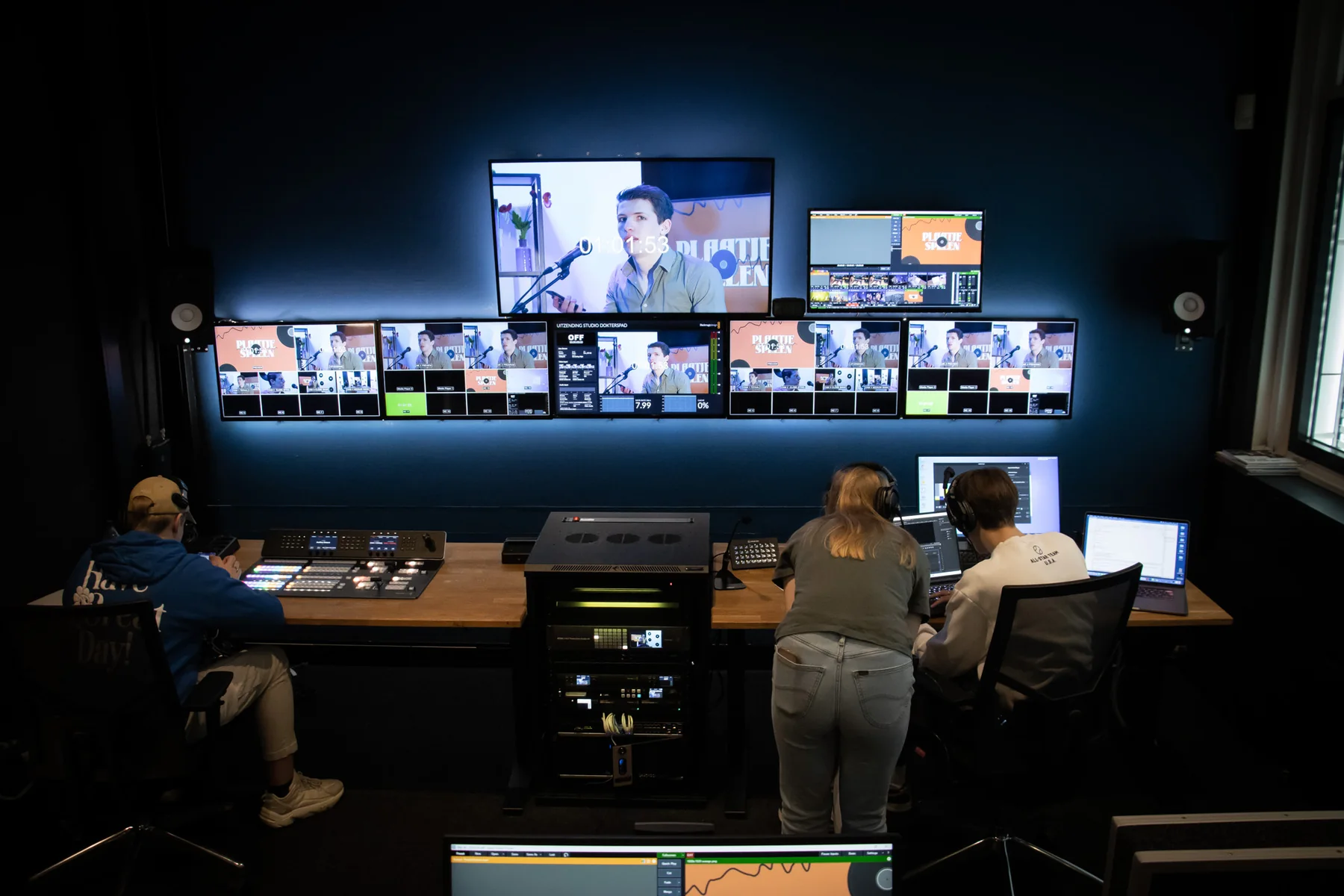 Regieruimte met multiview schermen tijdens mijn werk