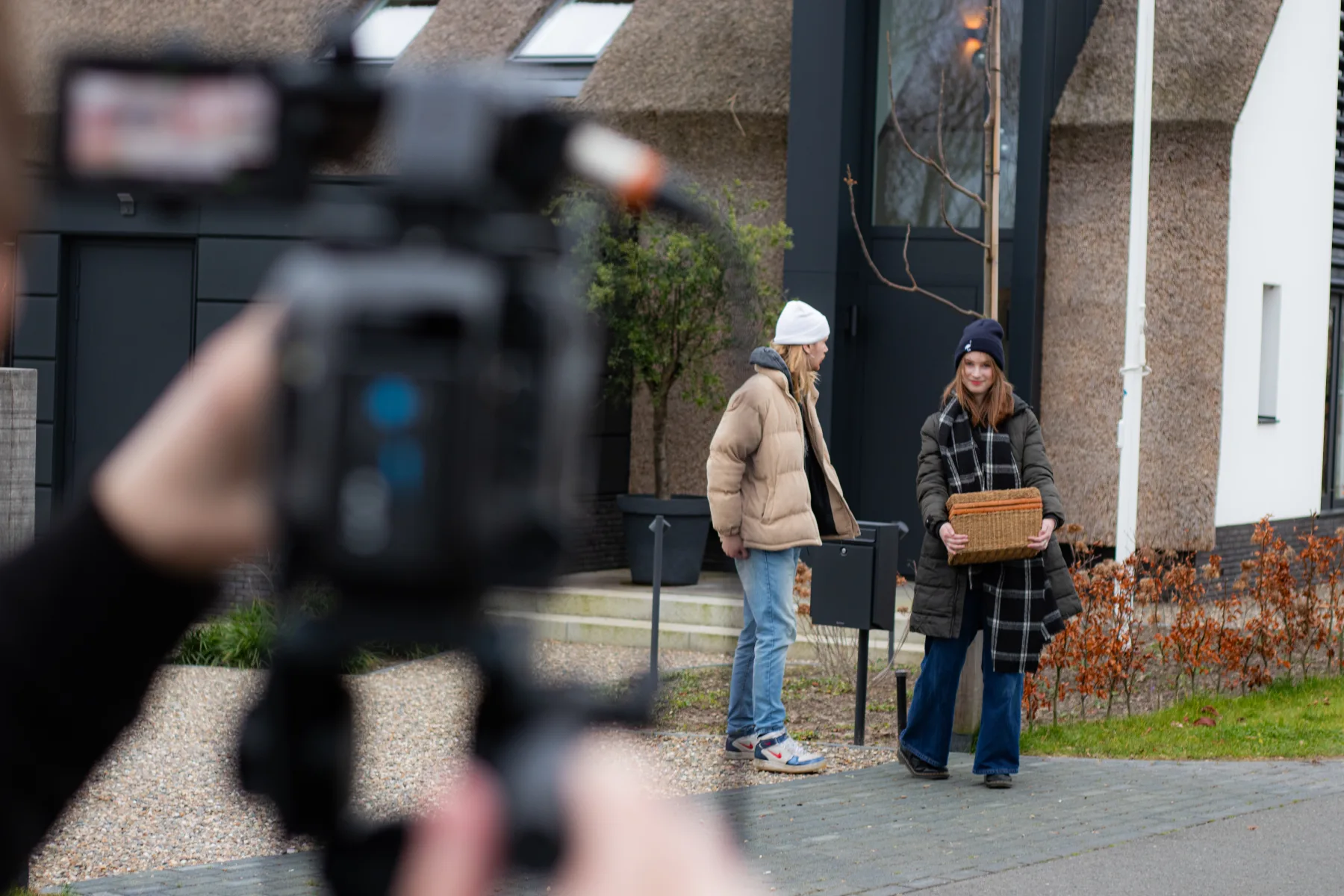 Buitenopname met camera en acteurs bij de locatie