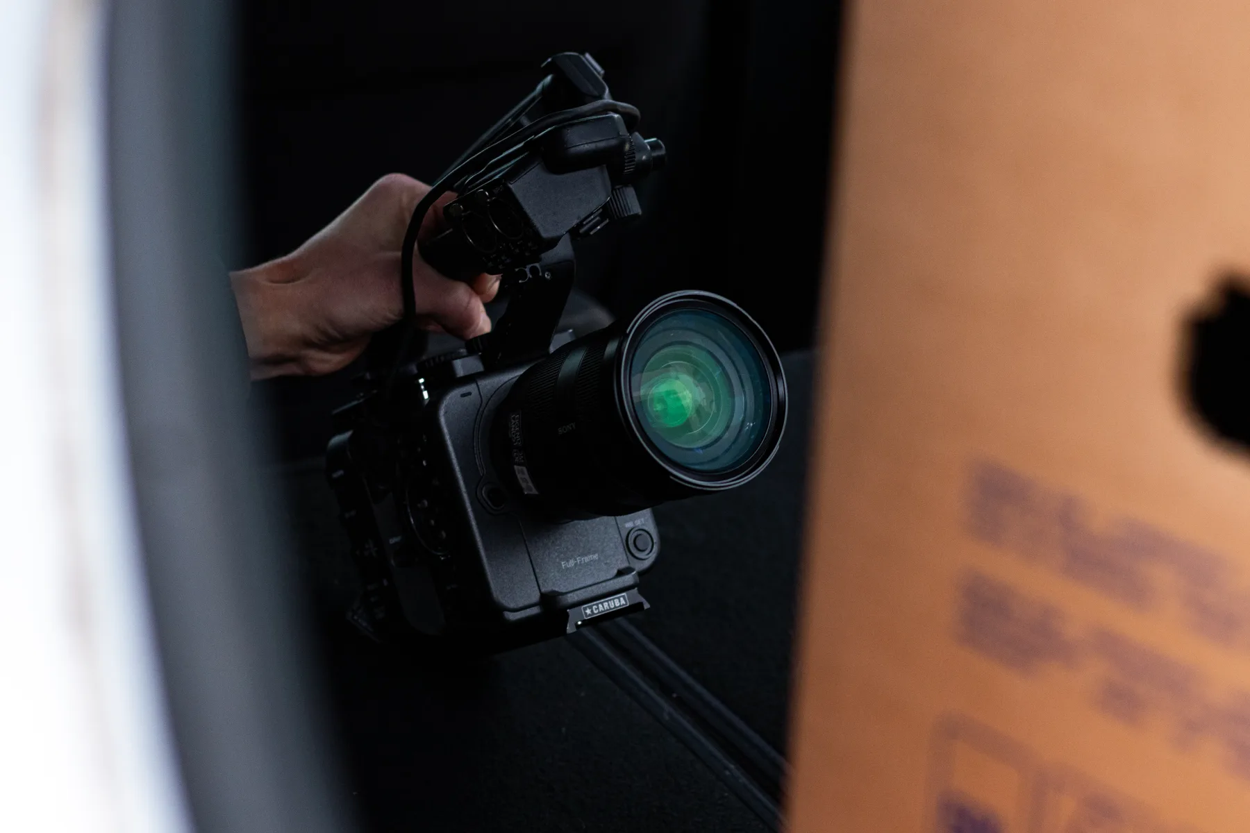 Camera close-up met setactie op de achtergrond