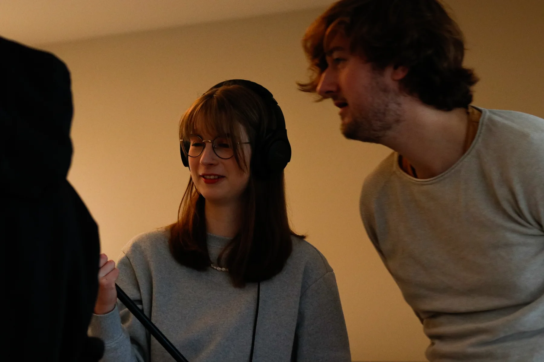 Acteurs bespreken een scene op de set